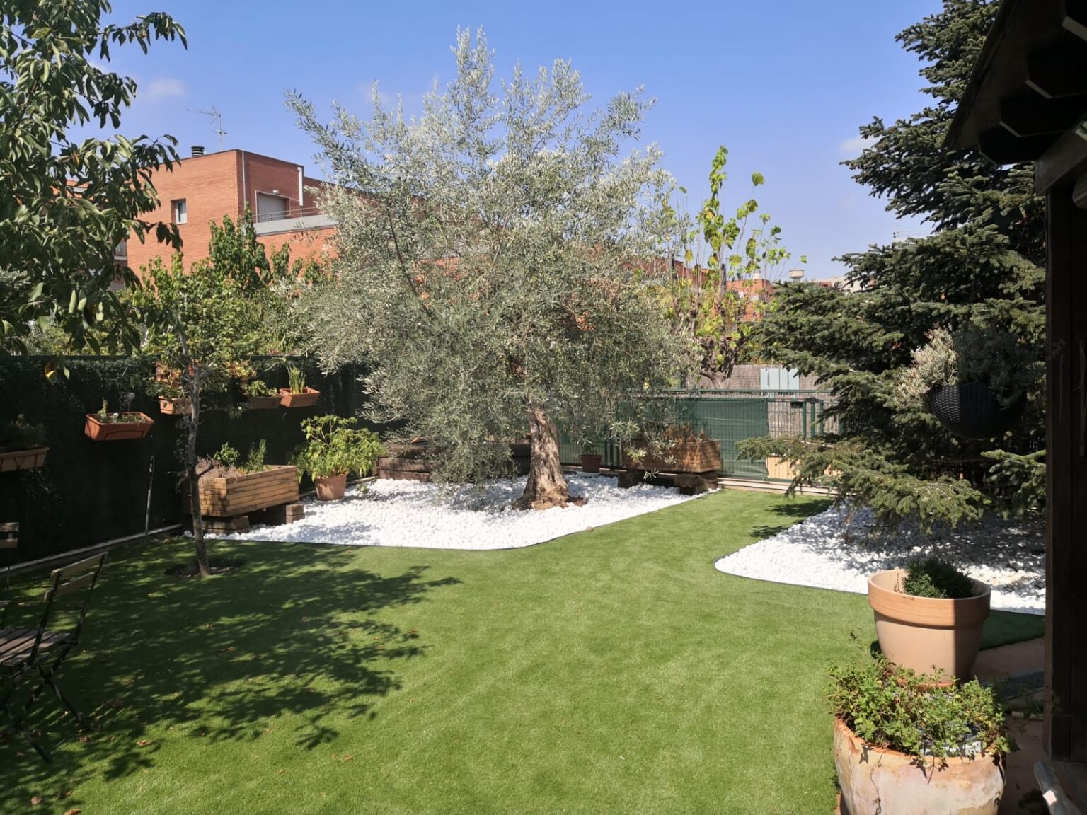 Miroverd: Césped artificial de alta calidad sin esclavizarse con el jardín