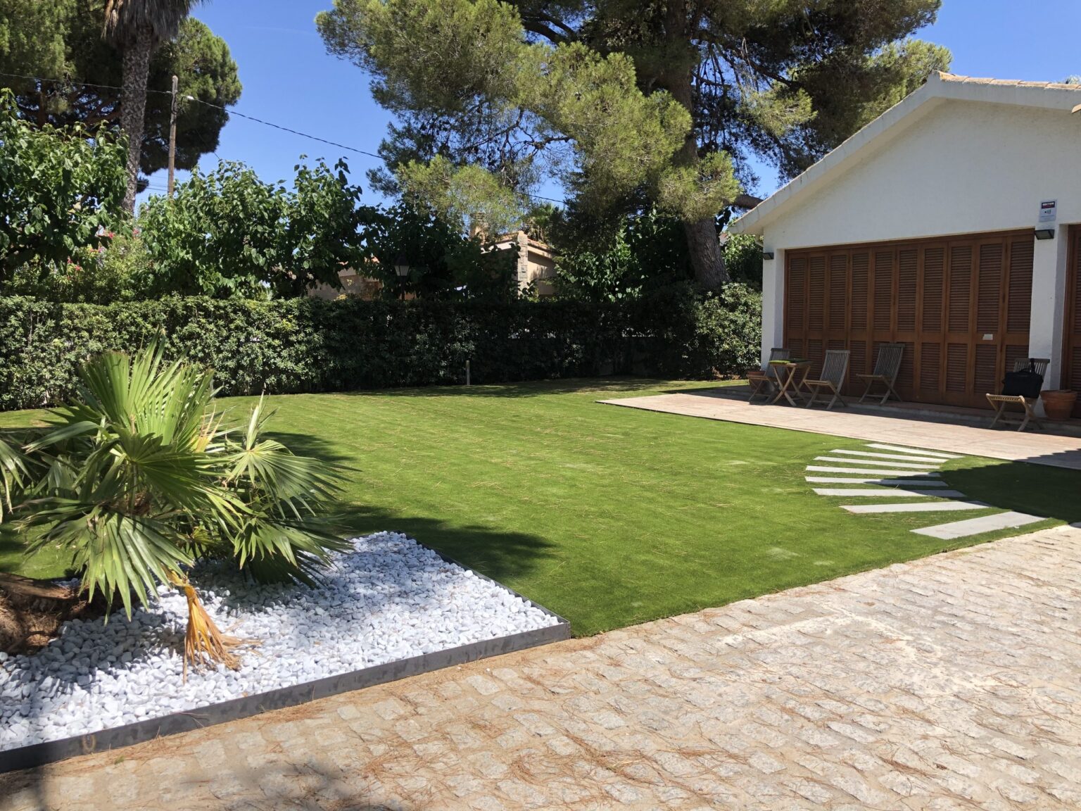 Instalación en jardines de césped artificial para particulares
