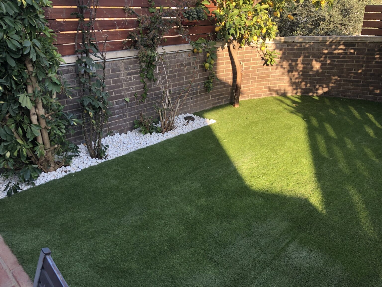 Instalación completa de césped artificial con rigor profesional
